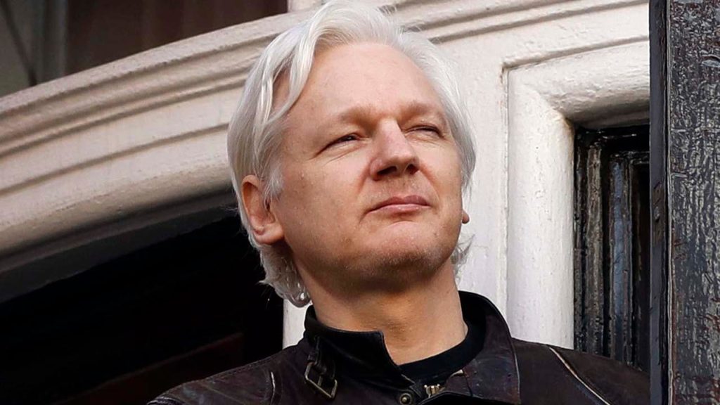 Media Breakthrough: Tucker Carlson & Pink Floyd’s Roger Waters Discuss Julian Assange