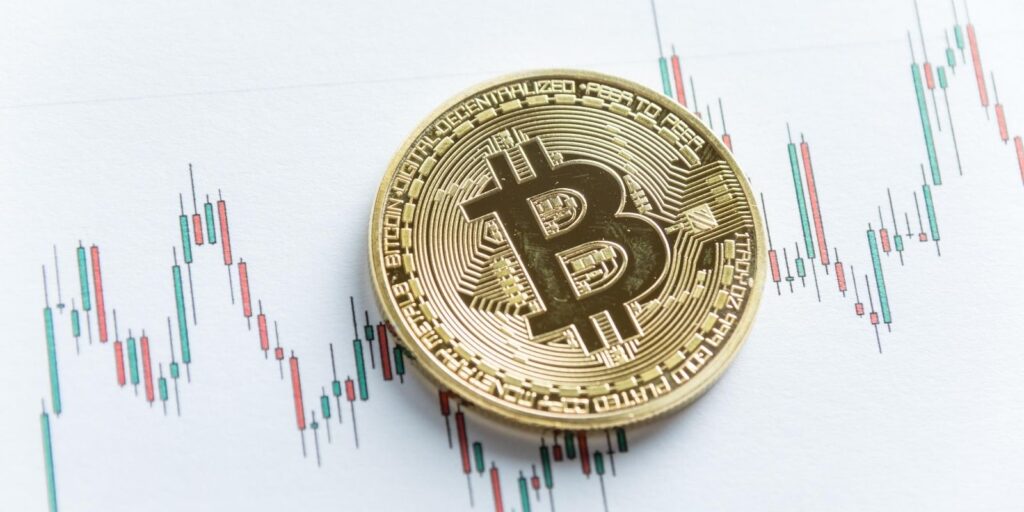 Bitcoin : Bitcoin (BTC) still consolidates, while Ether and LINK take off