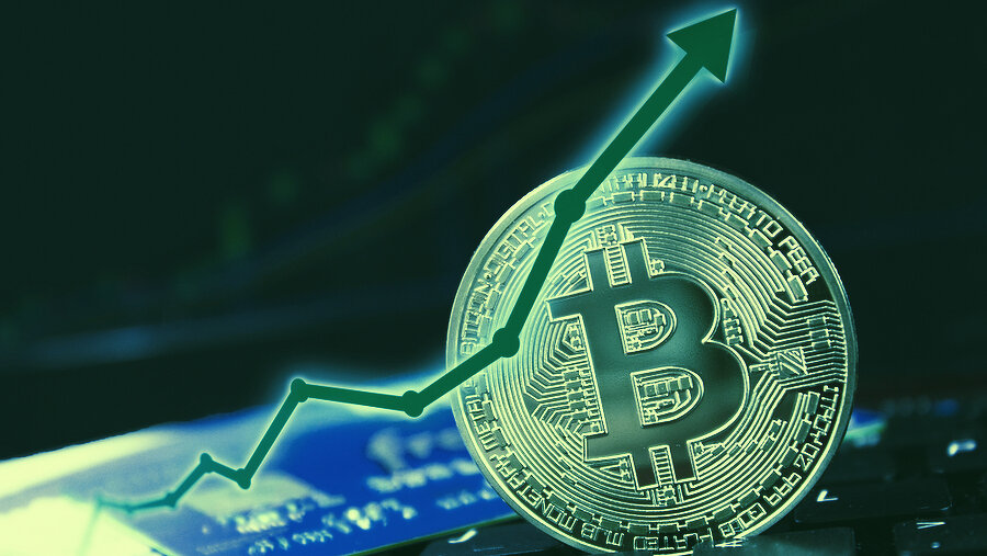 Bitcoin Hits $61.7k as Weekend Winning Streak Continues