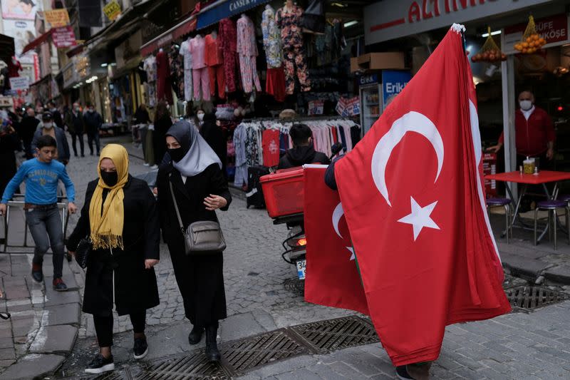 Lira collapse leaves Turks bewildered, opposition angry