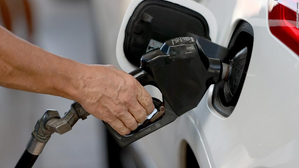 Gas prices will tumble below $3 a gallon soon, government forecasts