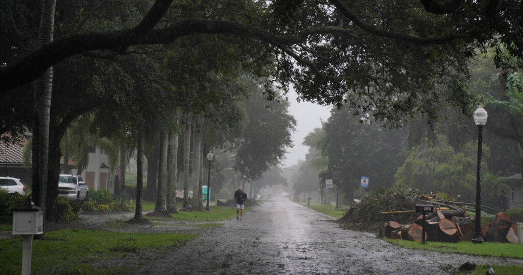 Hurricane Ian knocks out power to half a million Floridians within its first hours – CBS News