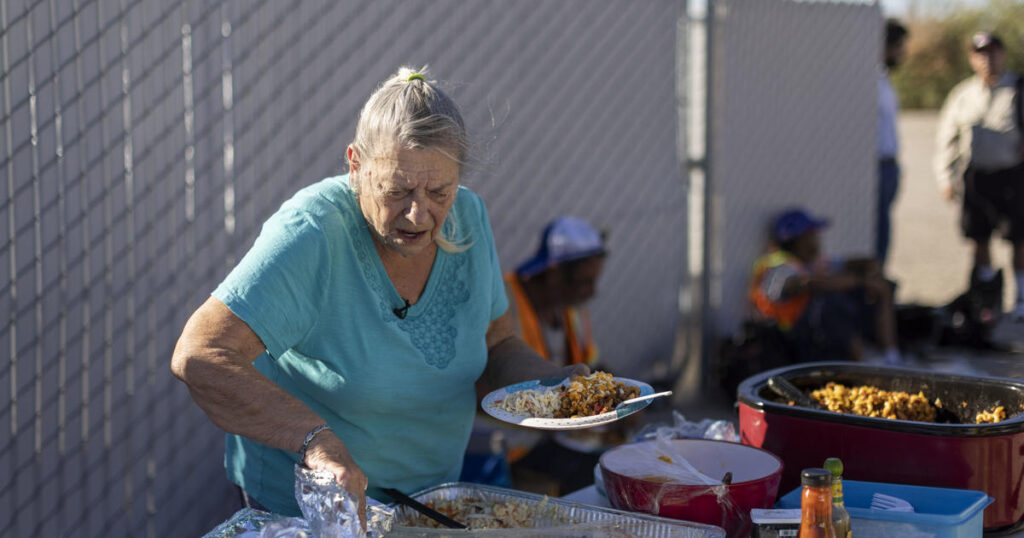 Arizona woman sues city after arrest for feeding homeless: “Criminalized kindness” – CBS News