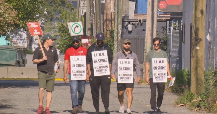 B.C. port workers bargaining talks resume Sunday morning