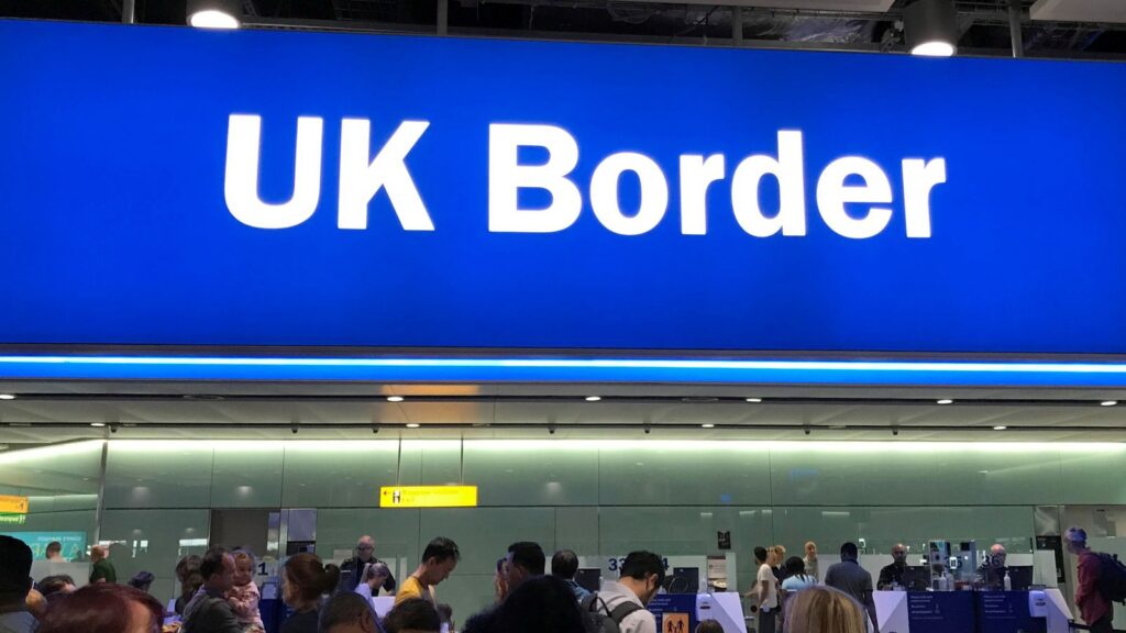Net migration rose to 672,000 in year to June – up from 607,000 in the previous year, latest ONS figures show | Politics News | Sky News