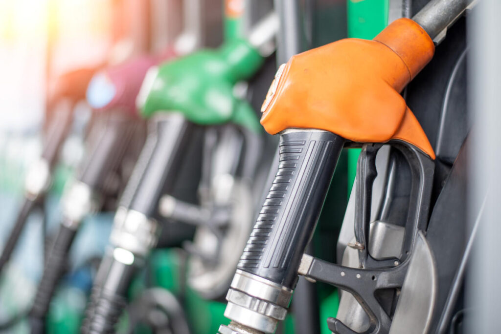 Gas tops $3.50 per gallon as oil prices rise